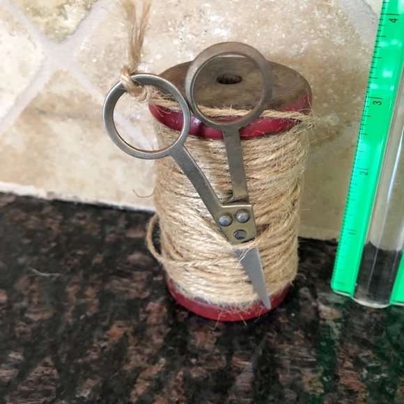 Wooden spool with jute twine and scissors - Picture 5 of 7